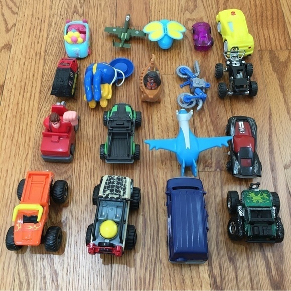Lots of 18 toy small Cars Vehicles - Picture 2 of 13